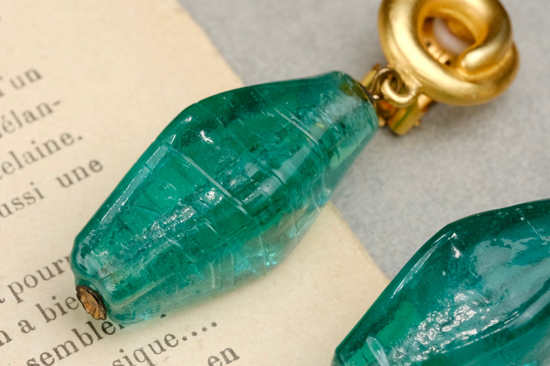 Vintage Unsigned French Emerald Green Art Glass / Poured Glass Clip On Earrings | Rich Gold Tone