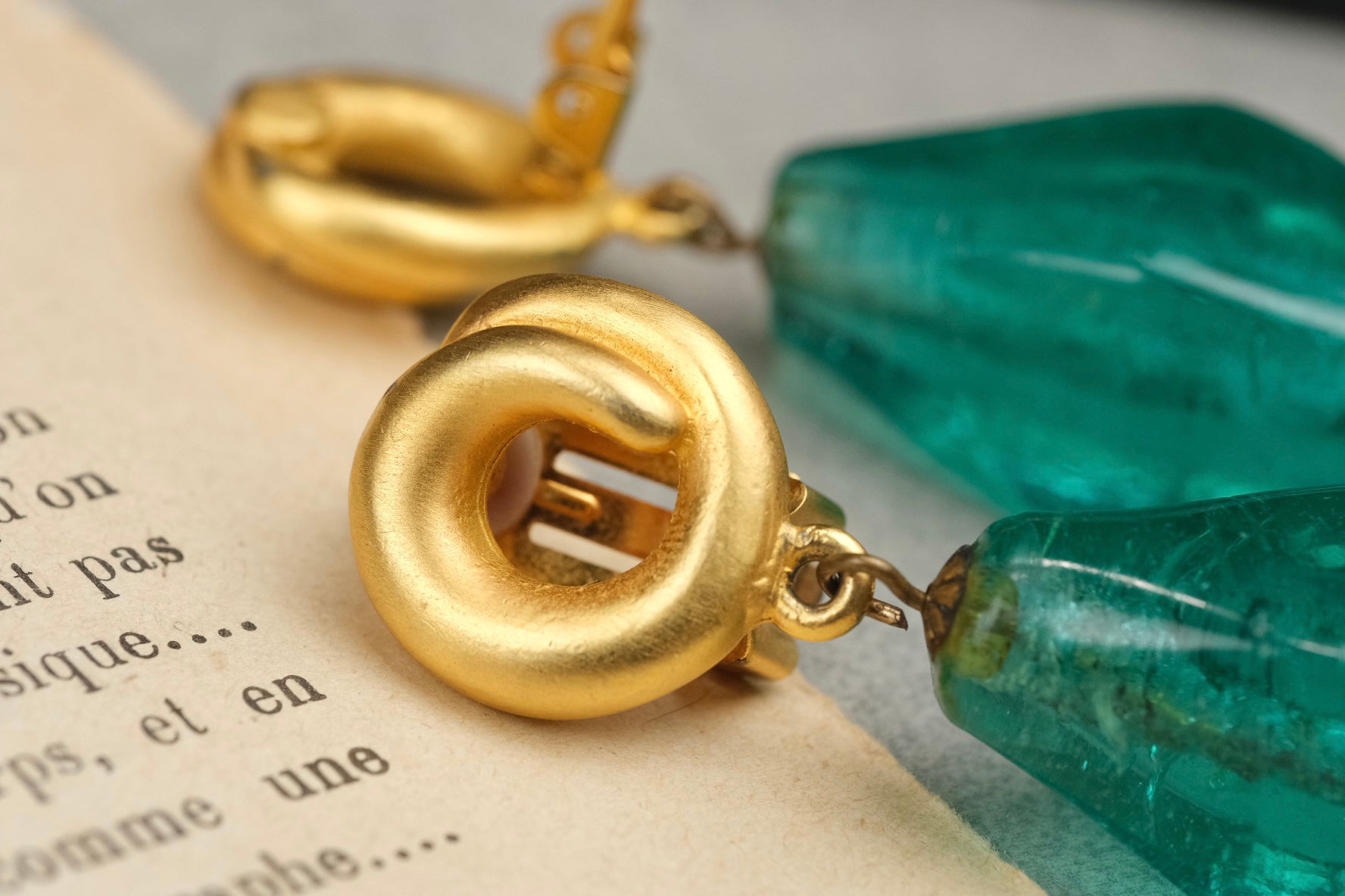 Vintage Unsigned French Emerald Green Art Glass / Poured Glass Clip On Earrings | Rich Gold Tone