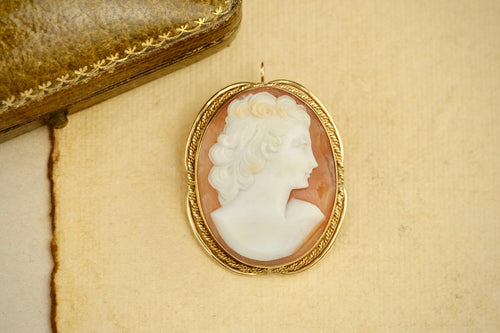 Cameo pendant front detail