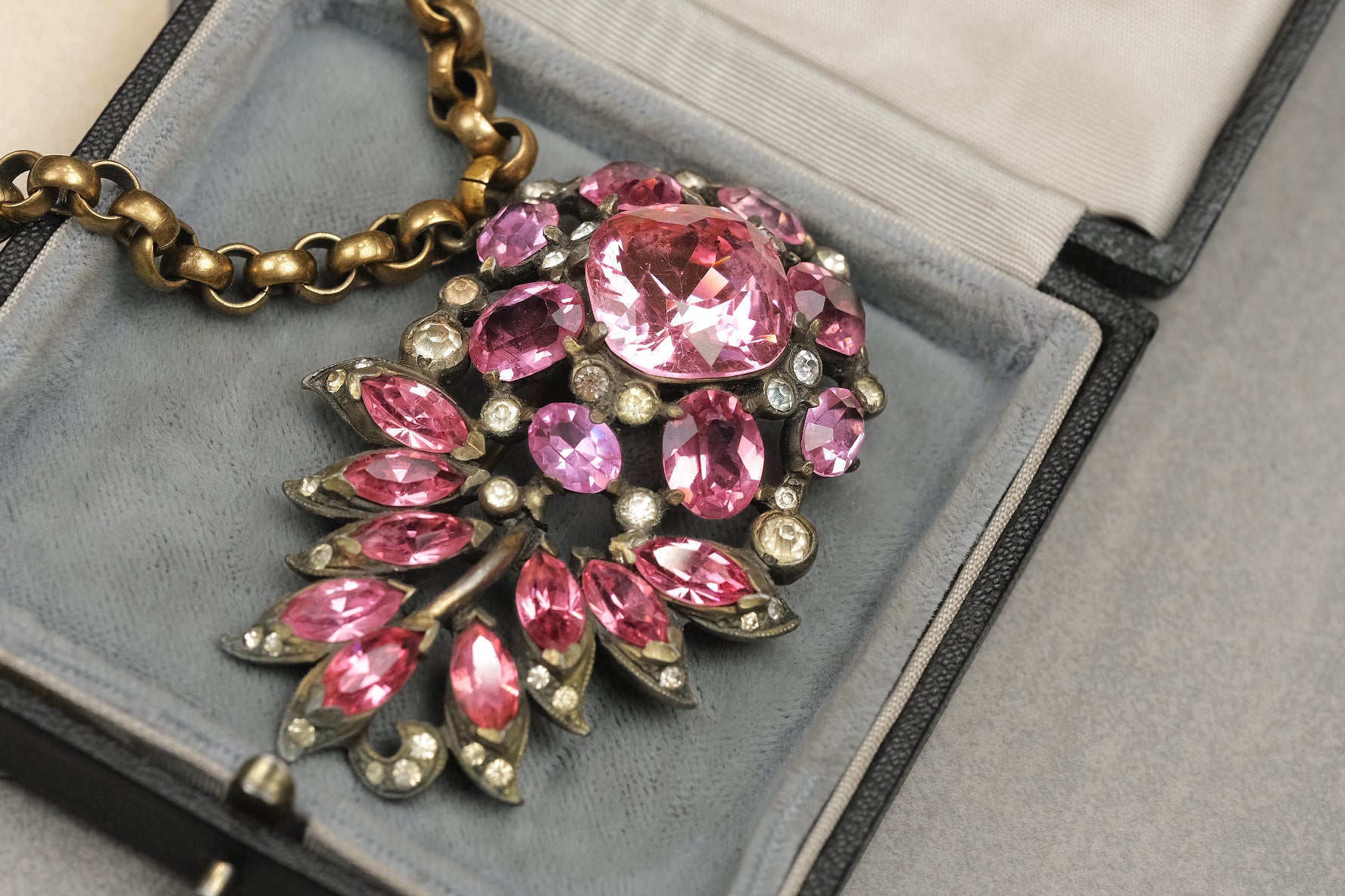 Rare 1930s Unsigned Eisenberg Original Linked Dress Adornment Set Pink Rhinestone Fur Clip