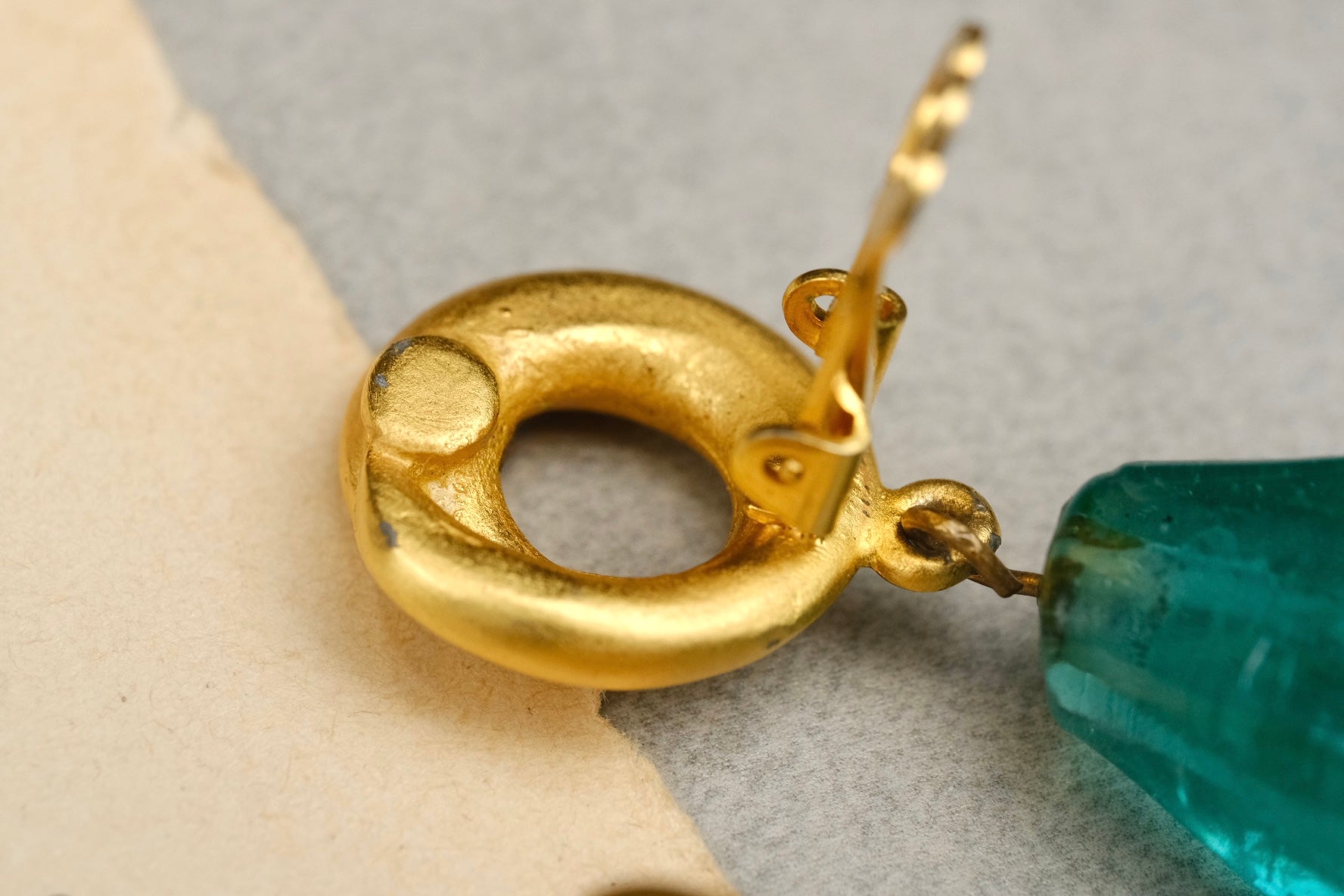 Vintage Unsigned French Emerald Green Art Glass / Poured Glass Clip On Earrings | Rich Gold Tone