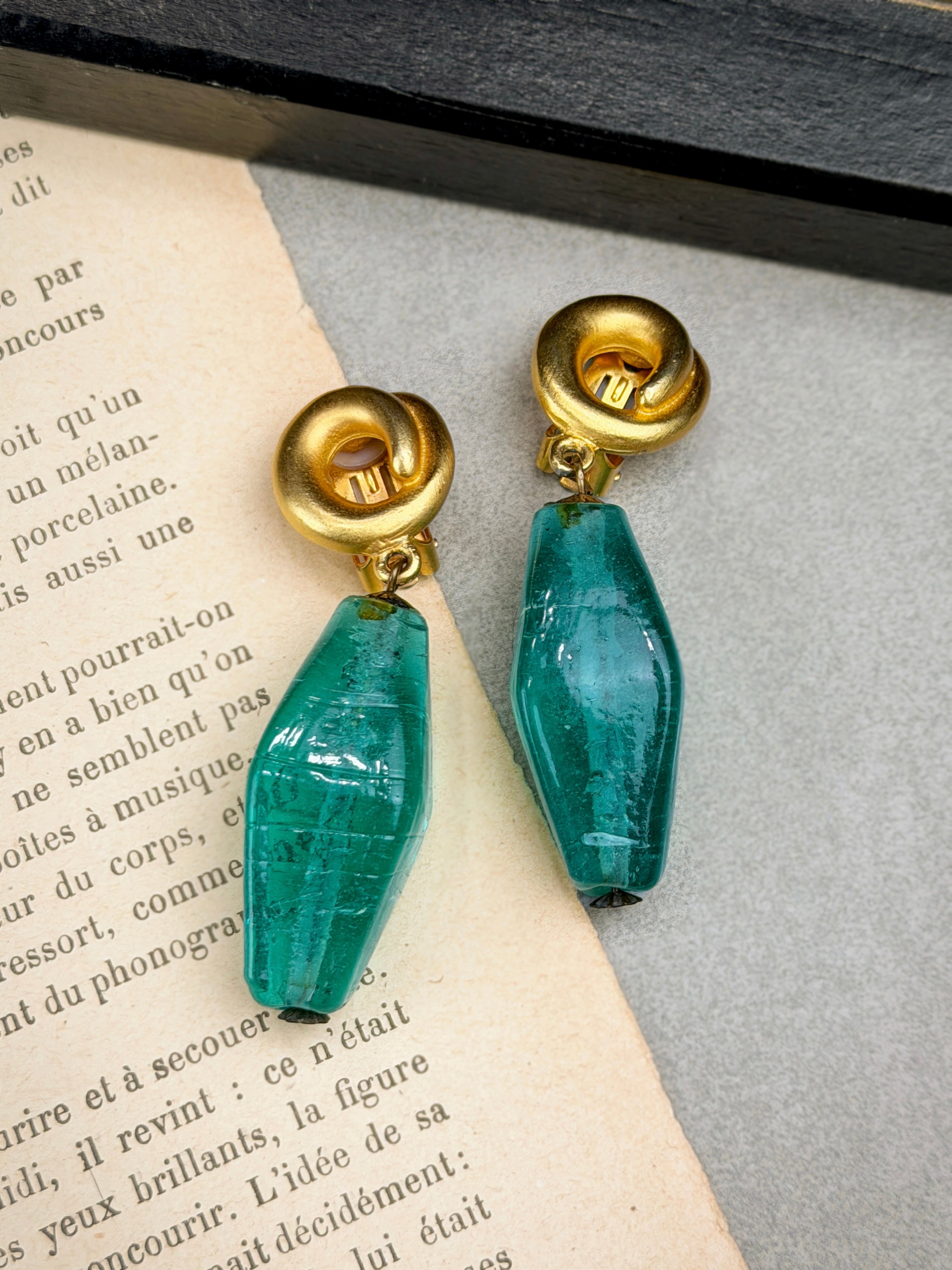 Vintage Unsigned French Emerald Green Art Glass / Poured Glass Clip On Earrings | Rich Gold Tone