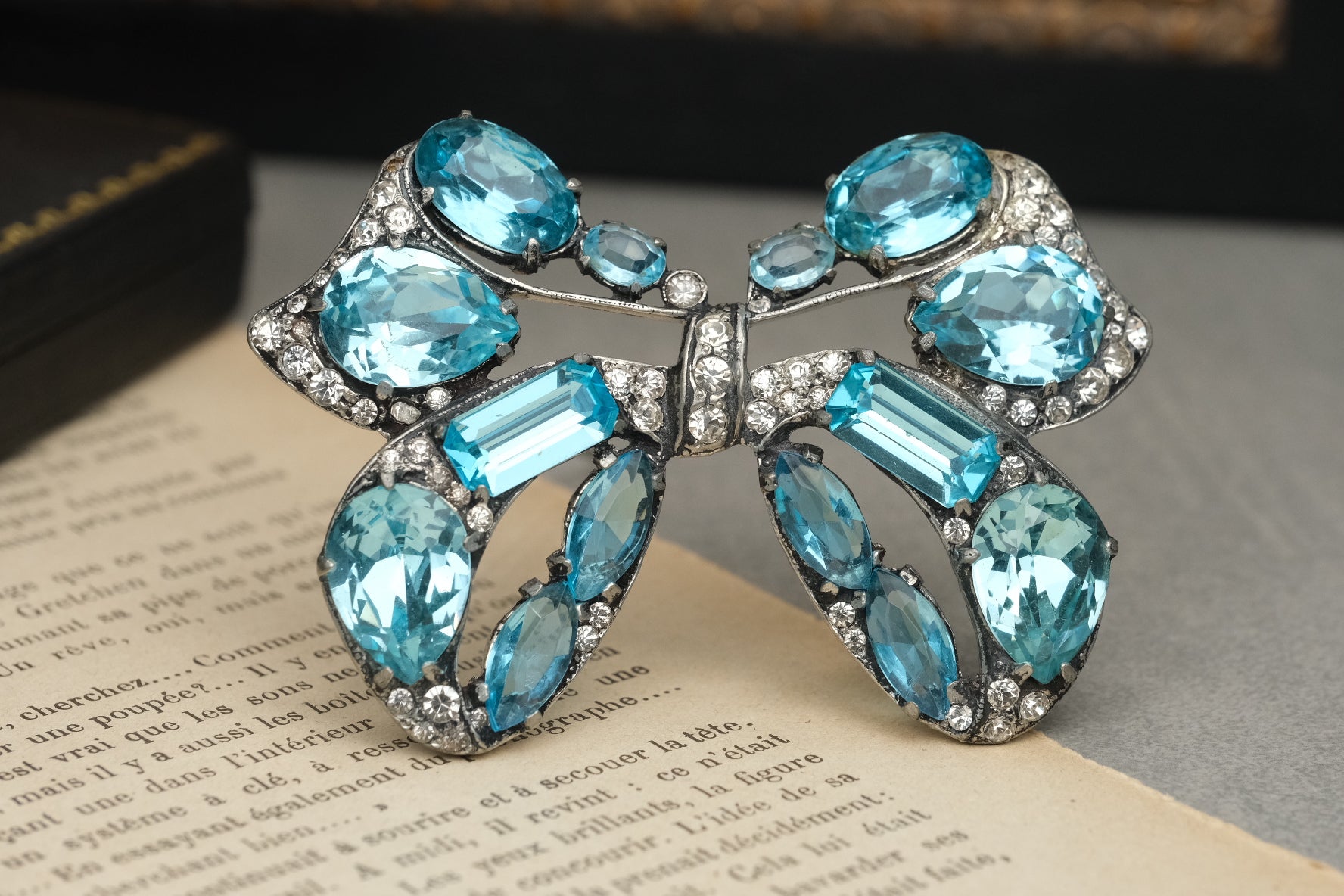 Vintage Eisenberg Original signed aqua blue glass rhinestone bow brooch front view