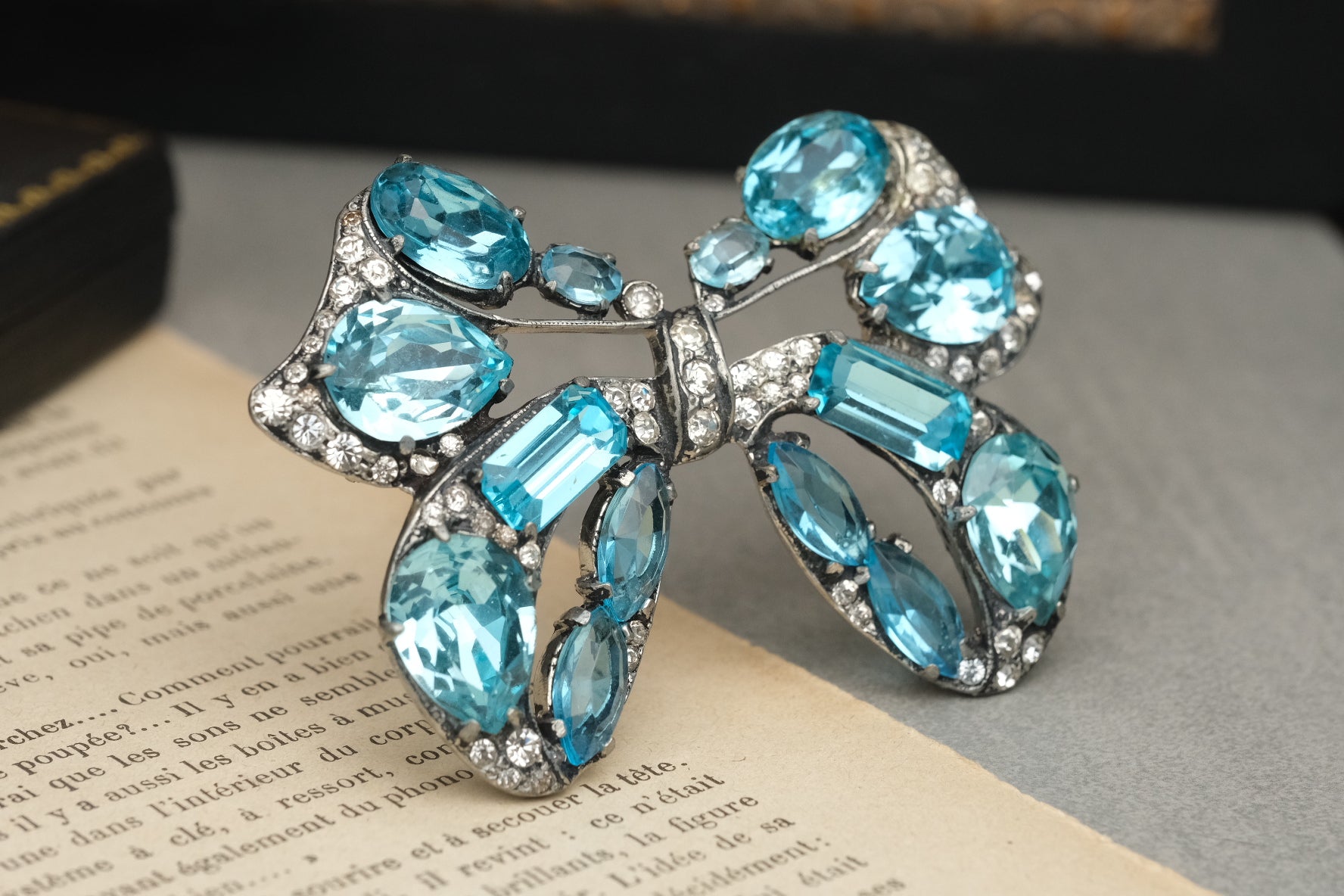 Eisenberg Original blue glass and clear rhinestone bow brooch detail