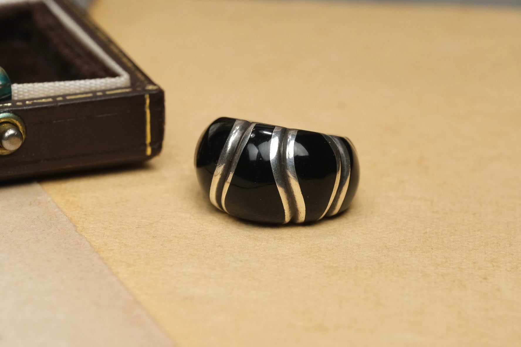Vintage Mexican black onyx inlay ring, side detail